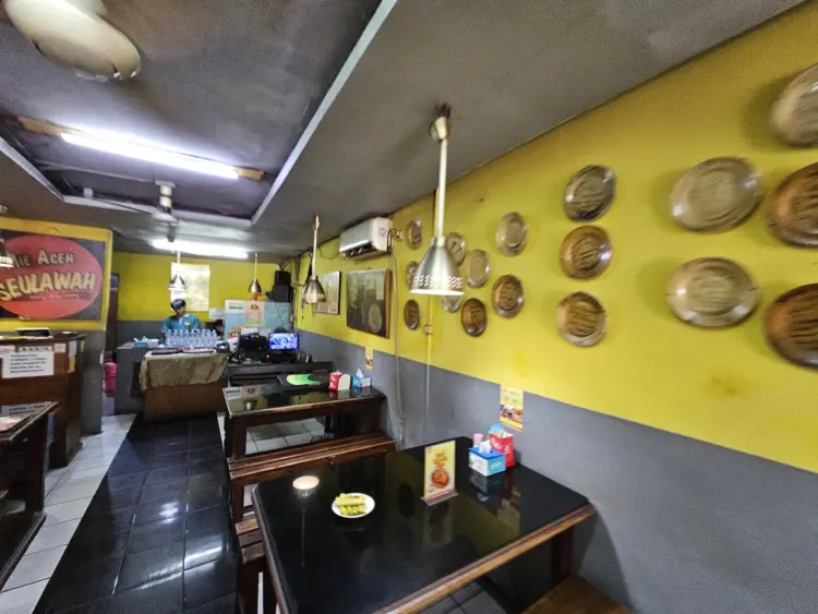 Makanan 5 Bintang, Tempat 0 Bintang. Anjay, cinta-benci banget sama warung Aceh Lokal ini