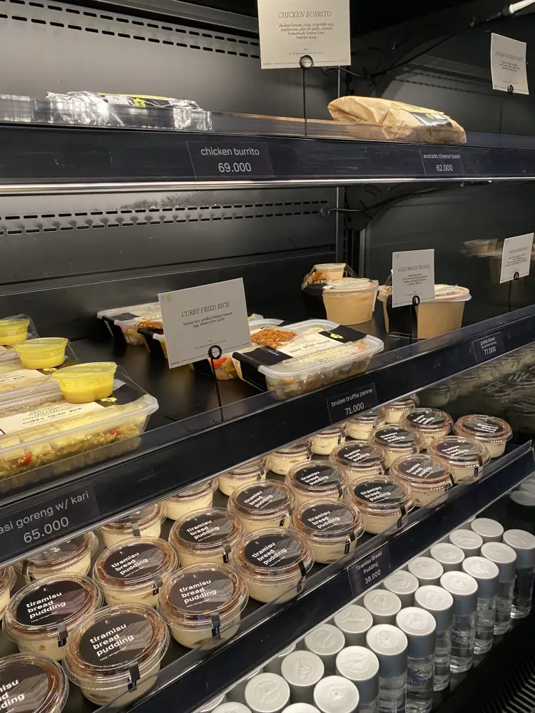 WFC di 'dunia baru' Jakarta! Bawahnya gua, atasnya toko bunga, eh malah kepincut sama makanannya?