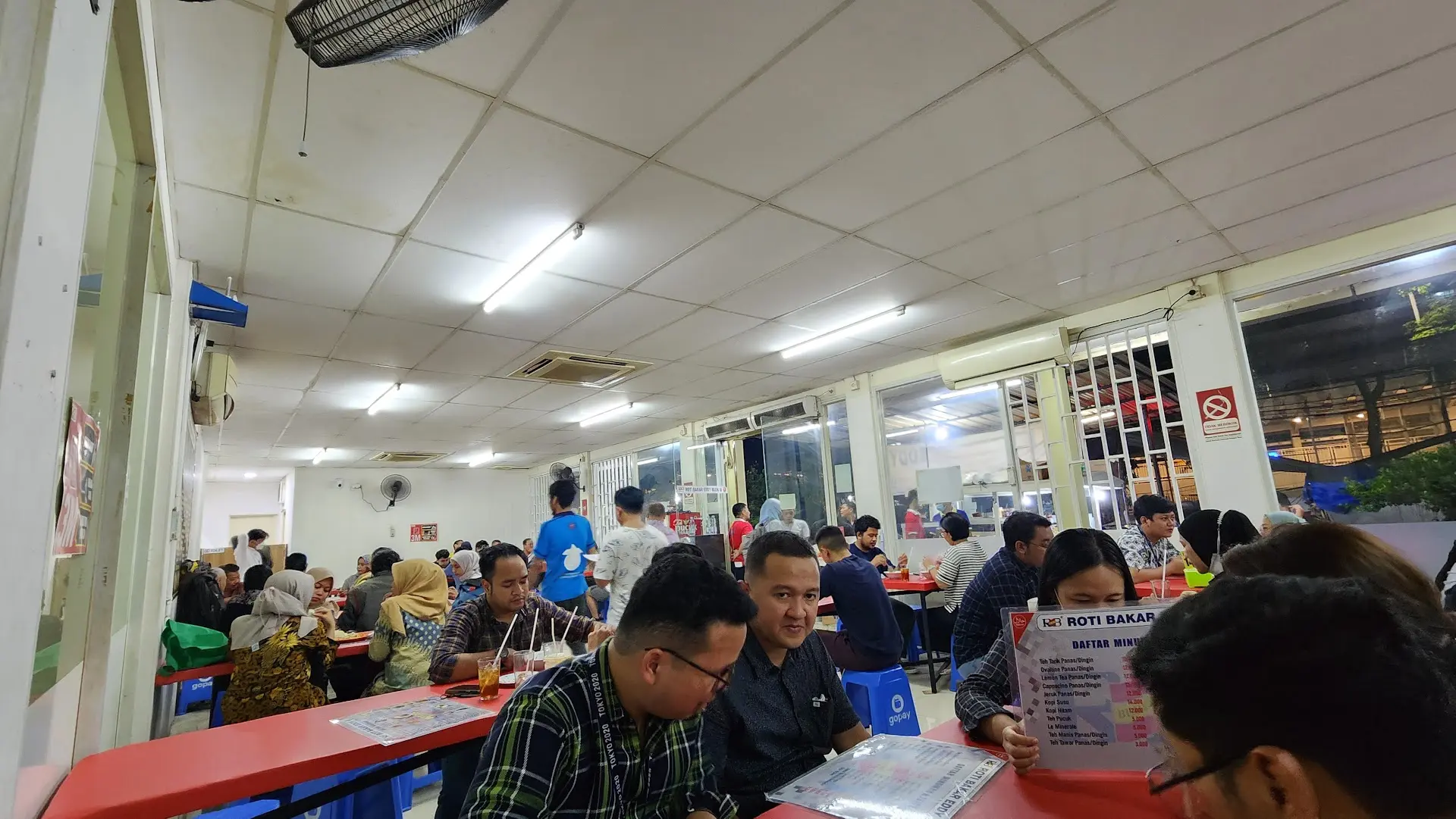 Under 20k! How has this smoky *lokal* spot stayed *mantap* for 40 years? 6