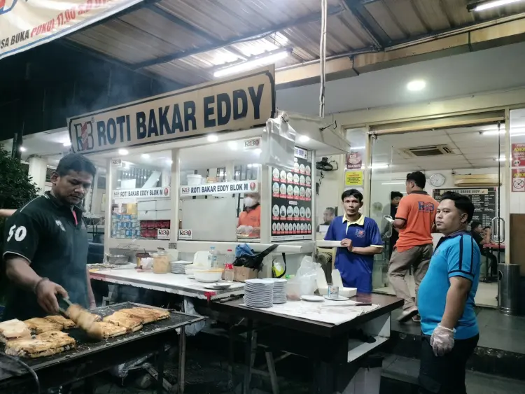 Under 20k! How has this smoky *lokal* spot stayed *mantap* for 40 years?