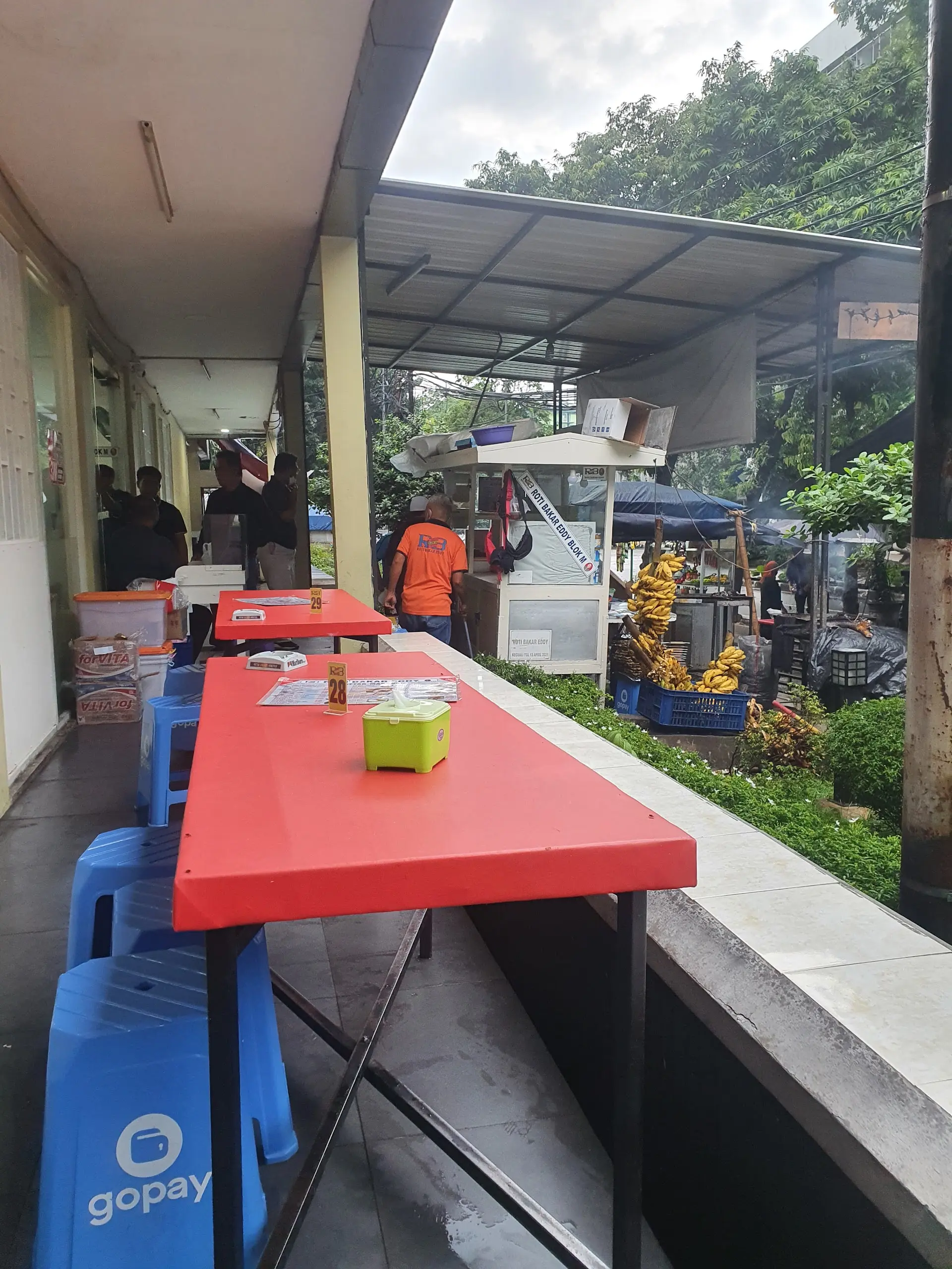 Under 20k! How has this smoky *lokal* spot stayed *mantap* for 40 years? 2