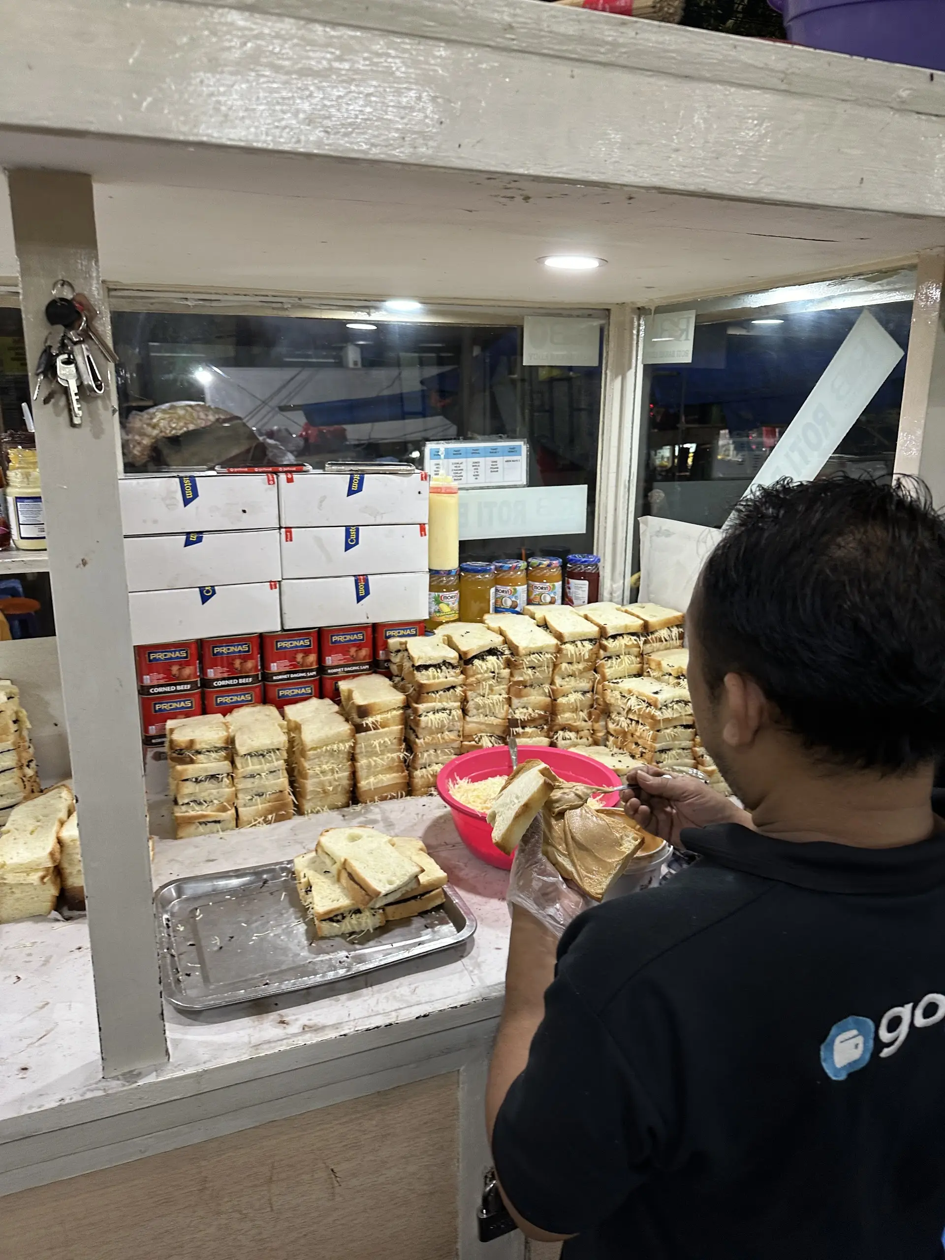 Under 20k! How has this smoky *lokal* spot stayed *mantap* for 40 years? 4