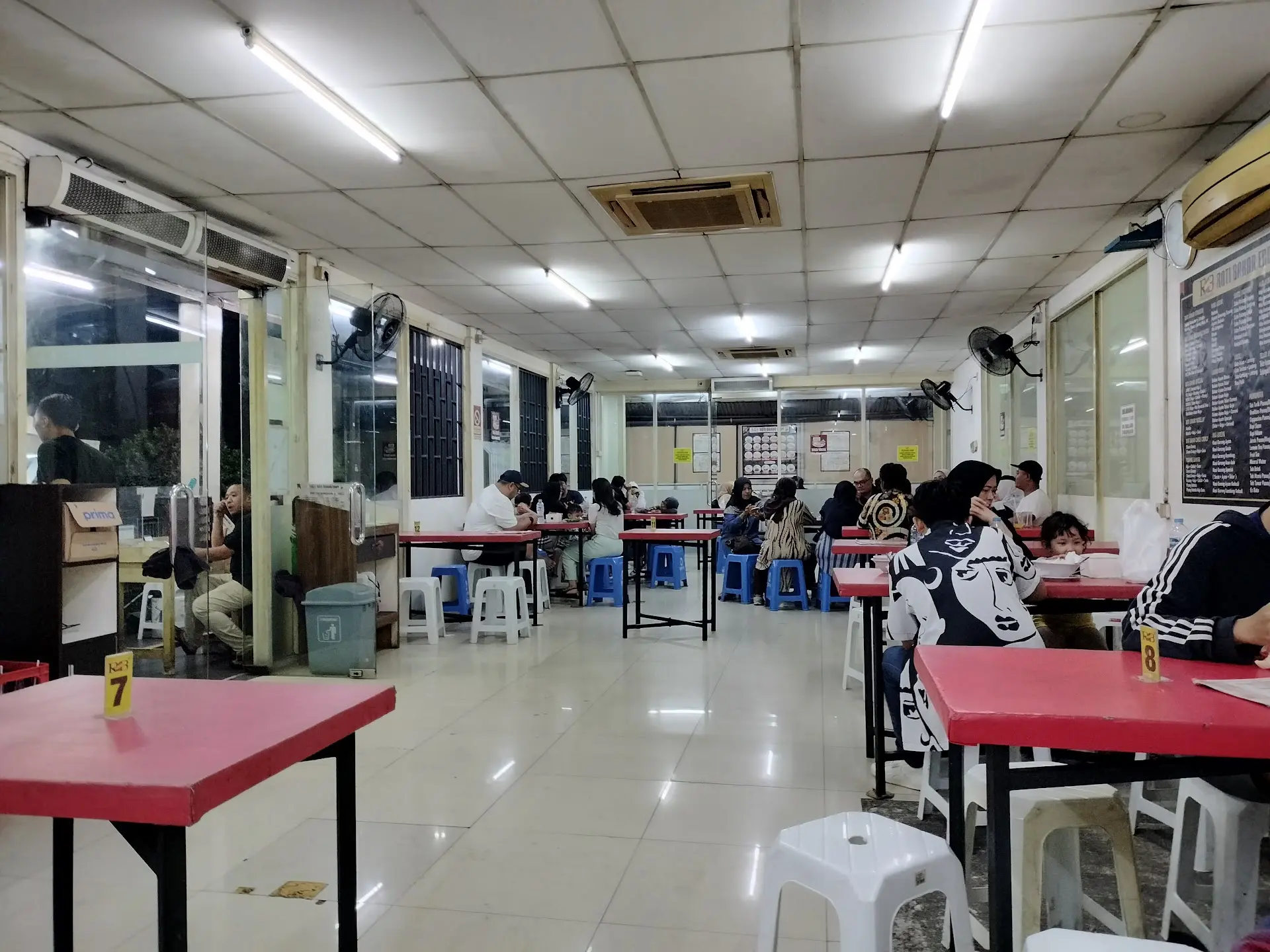 Under 20k! How has this smoky *lokal* spot stayed *mantap* for 40 years? 5