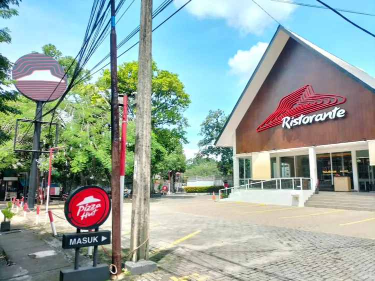 Pizza Hut Restaurant 1
