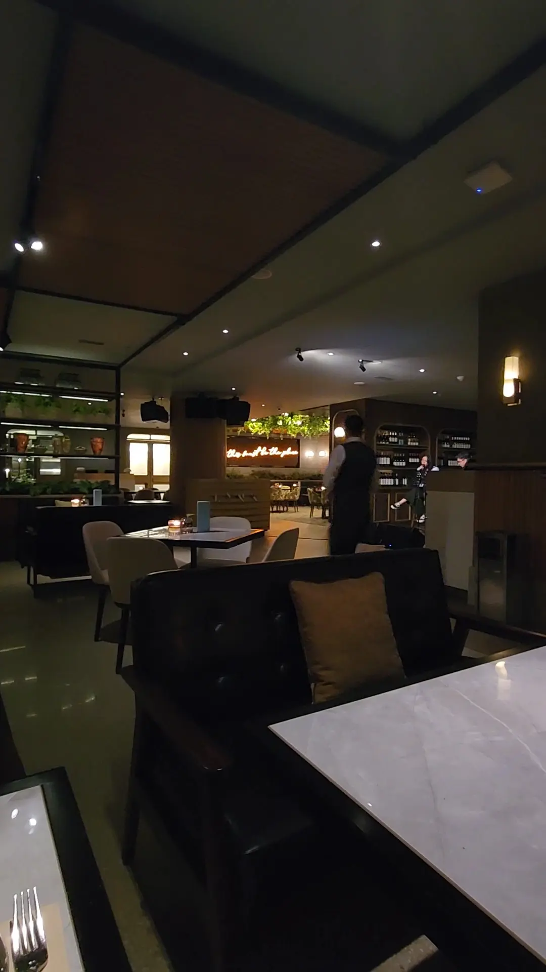 雅加达这家Lounge藏得够深，入口居然在酒店停车场里？ 5