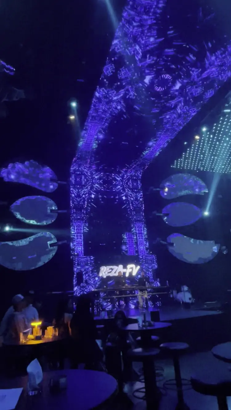 Niatnya mau party, eh malah takluk sama burger? Mantra baru di PIK 2 ini emang mantap