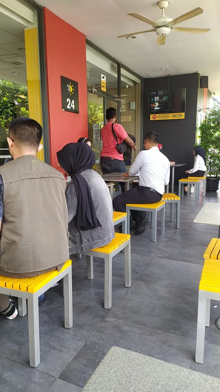 McDonald's Metland Transyogi Cileungsi 10