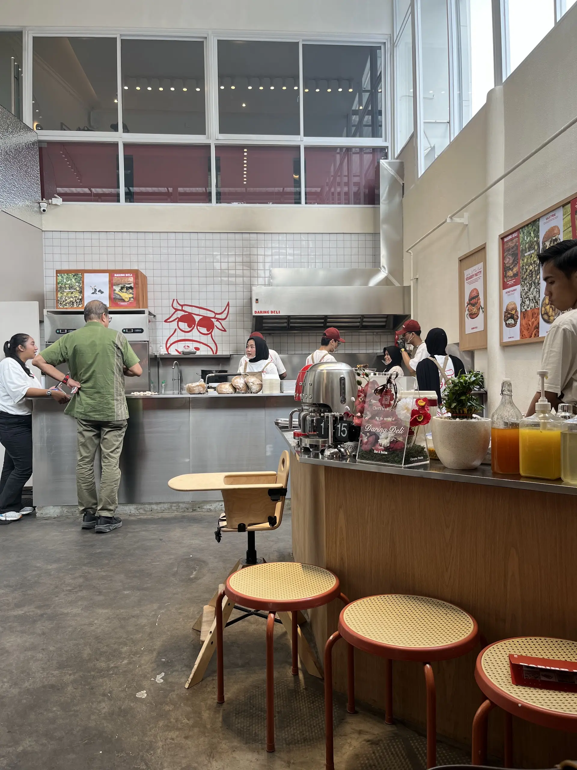 为这口网红汉堡,我甘愿被油烟“洗礼”一小时? 2