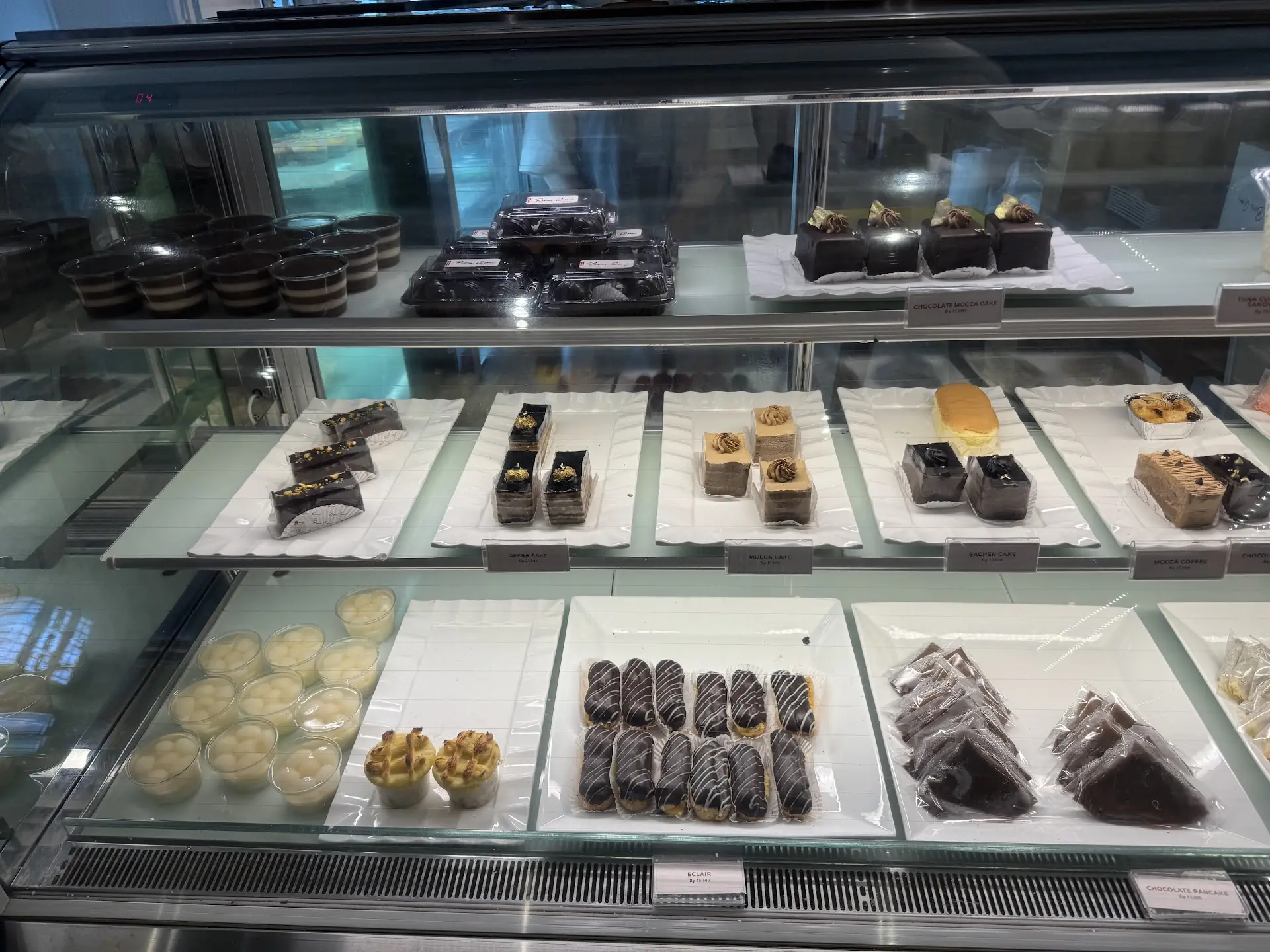 Stop saying Surabaya has no good food! The beef tongue in this old Dutch house made me Anjay! 6