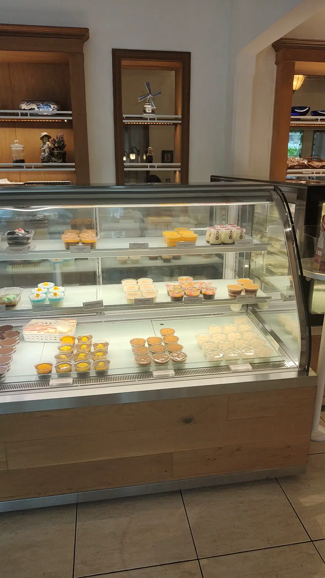 Stop saying Surabaya has no good food! The beef tongue in this old Dutch house made me Anjay! 5