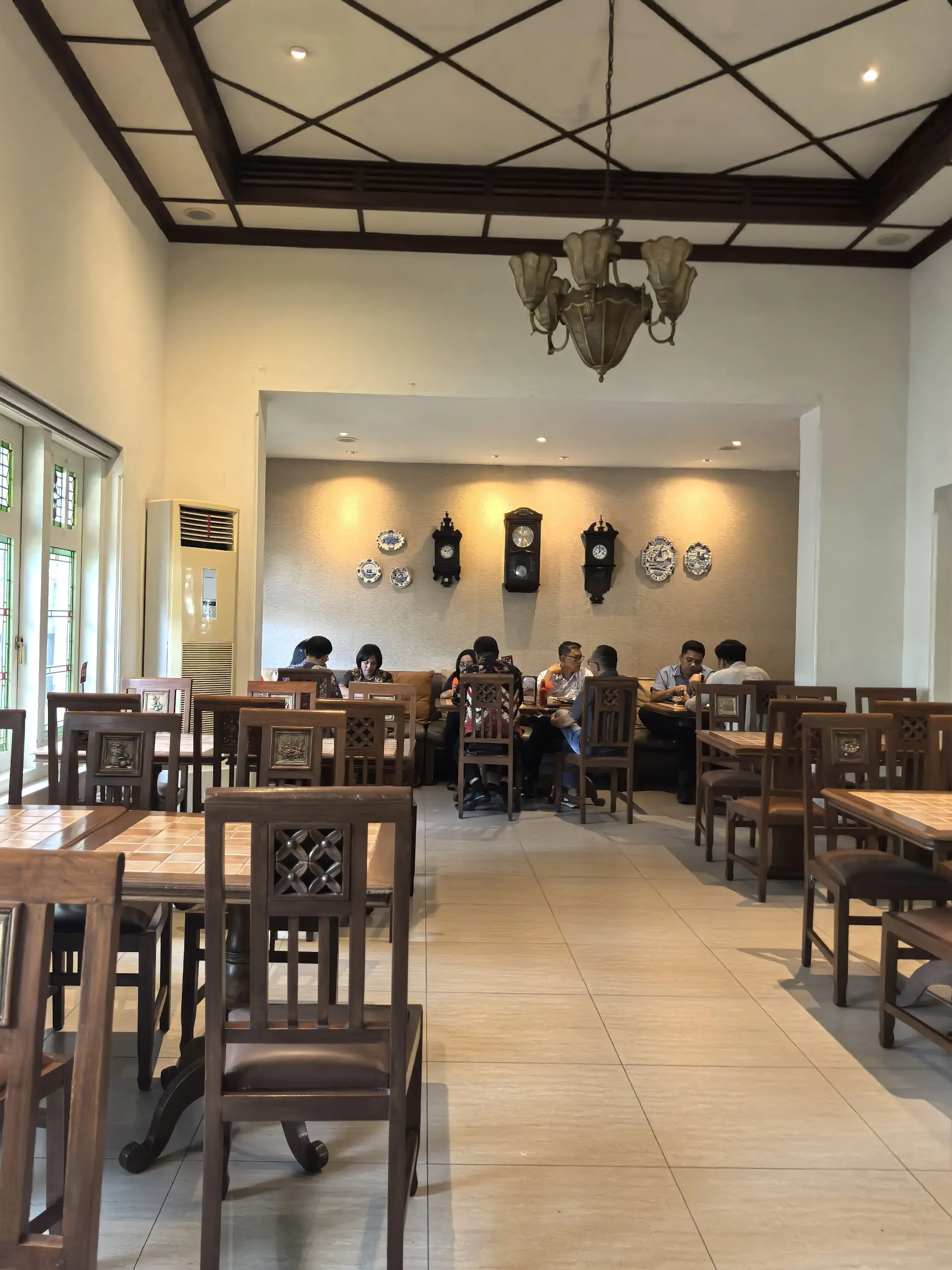 Stop saying Surabaya has no good food! The beef tongue in this old Dutch house made me Anjay! 3