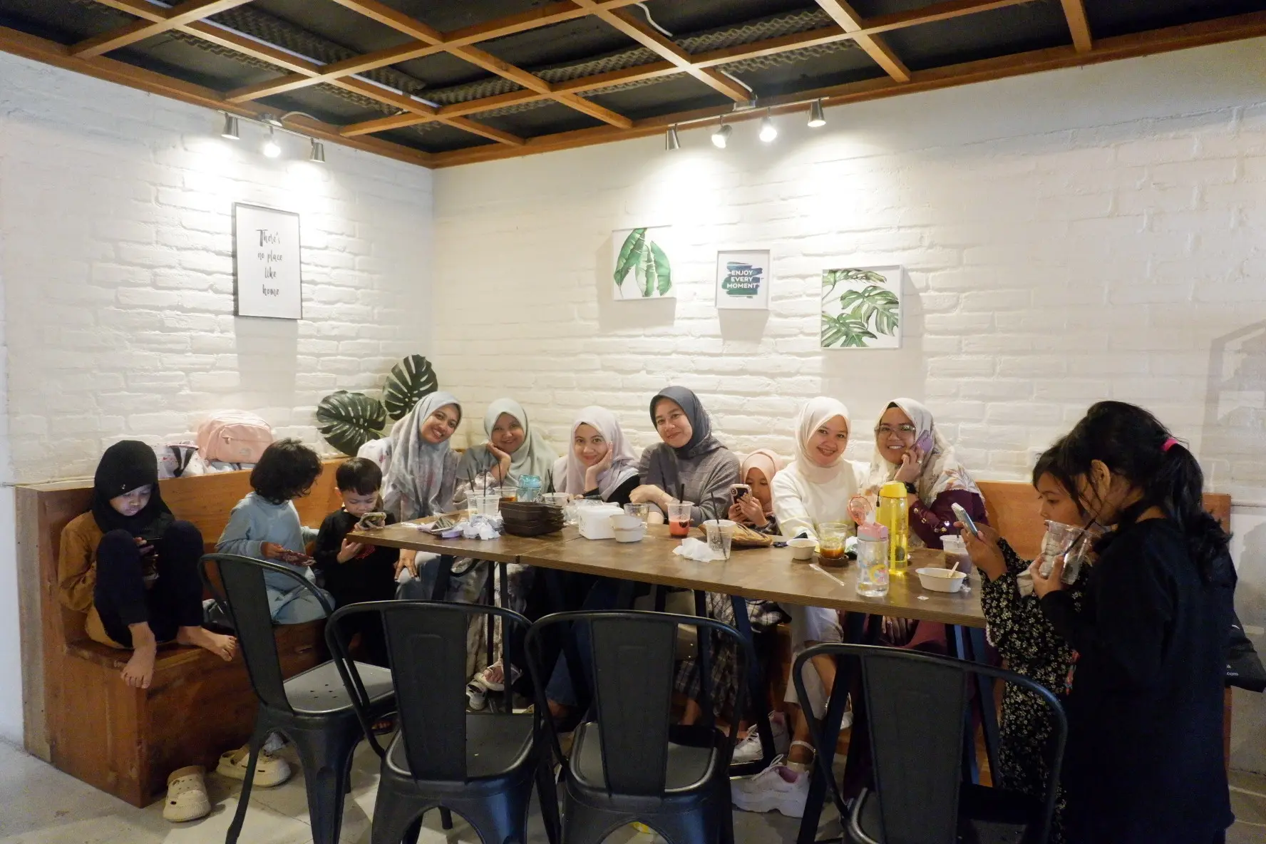 Rela nanjak di Bukittinggi, cuma buat Nongkrong di kafe yang vibes-nya kayak 'perpustakaan pribadi' ini 4