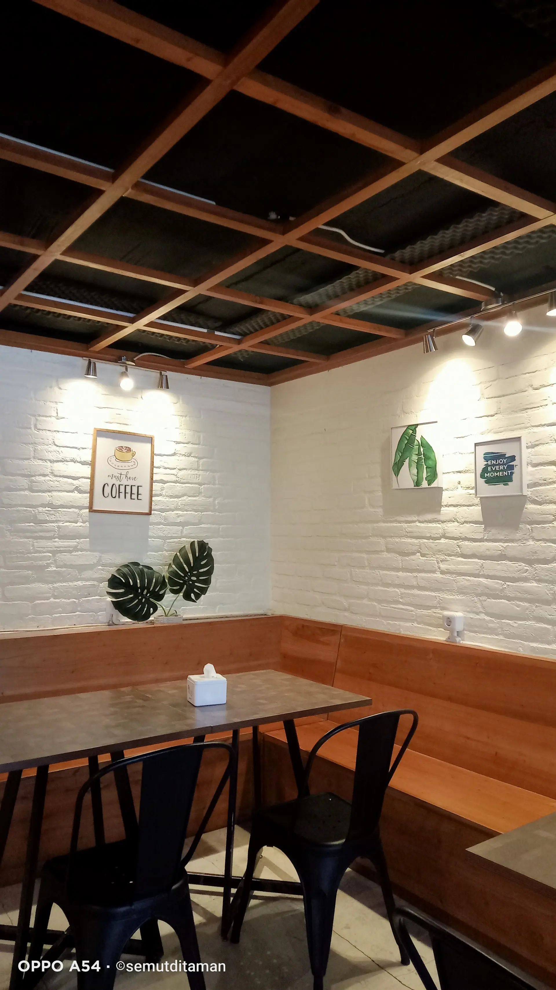 Rela nanjak di Bukittinggi, cuma buat Nongkrong di kafe yang vibes-nya kayak 'perpustakaan pribadi' ini 3