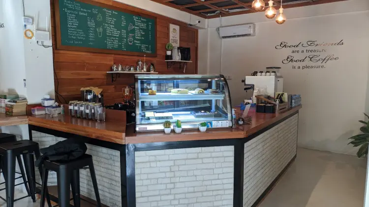 Rela nanjak di Bukittinggi, cuma buat Nongkrong di kafe yang vibes-nya kayak 'perpustakaan pribadi' ini