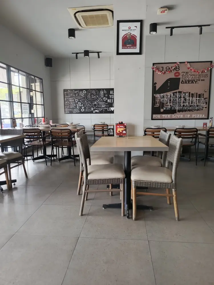 Pizza Hut Restoran 5