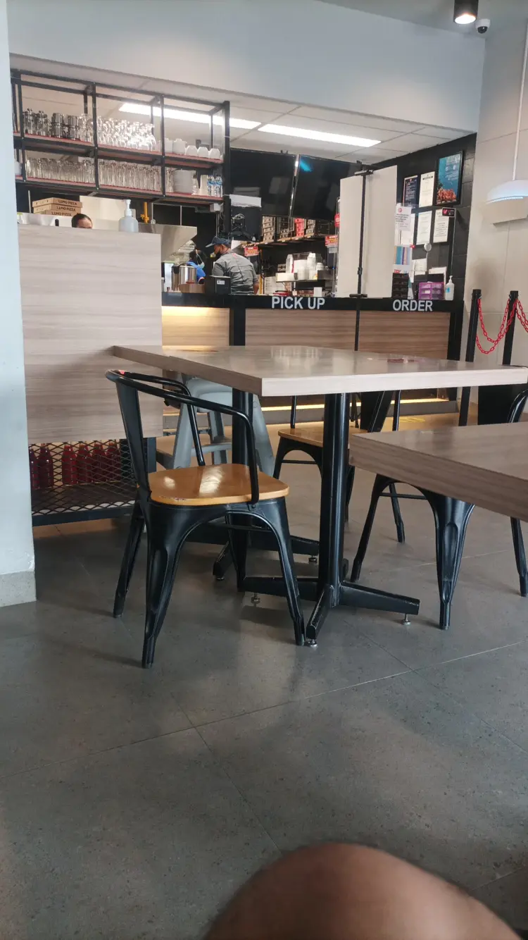 Pizza Hut Restoran 3