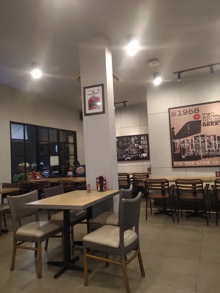 Pizza Hut Restoran 6
