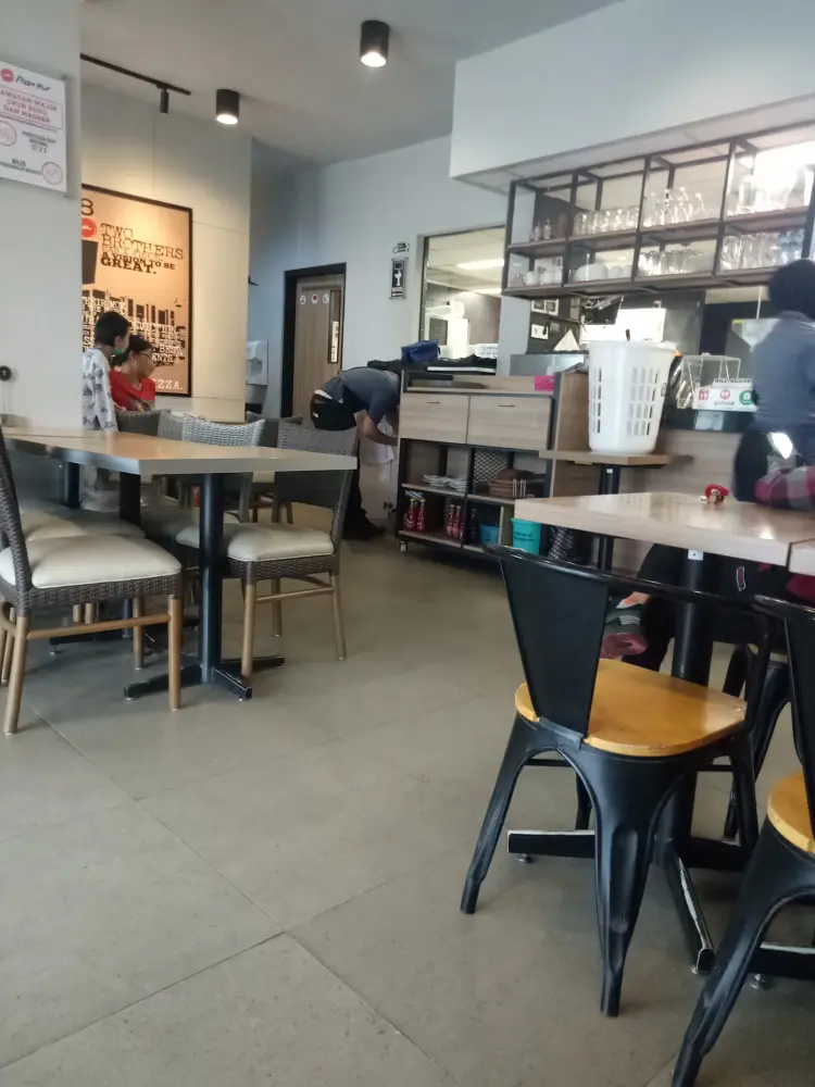 Pizza Hut Restoran 7