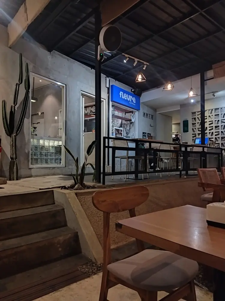 Jarak Coffee & Eatery 4