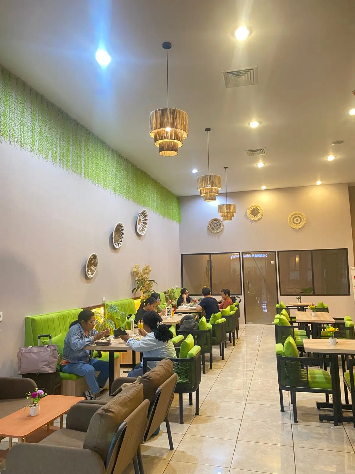 Makanan bandara itu jebakan? Tempat Mantap rating 4.9 ini bikin gue diem. 1