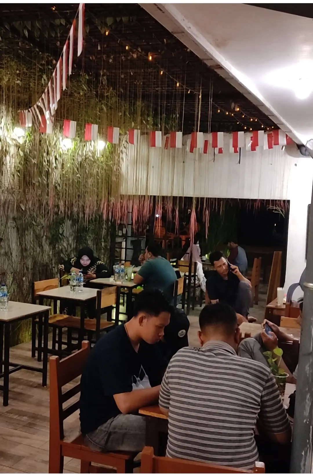 4.8 Stars on Google, but Almost Put Off by an 'Anarchist Cat'? 6