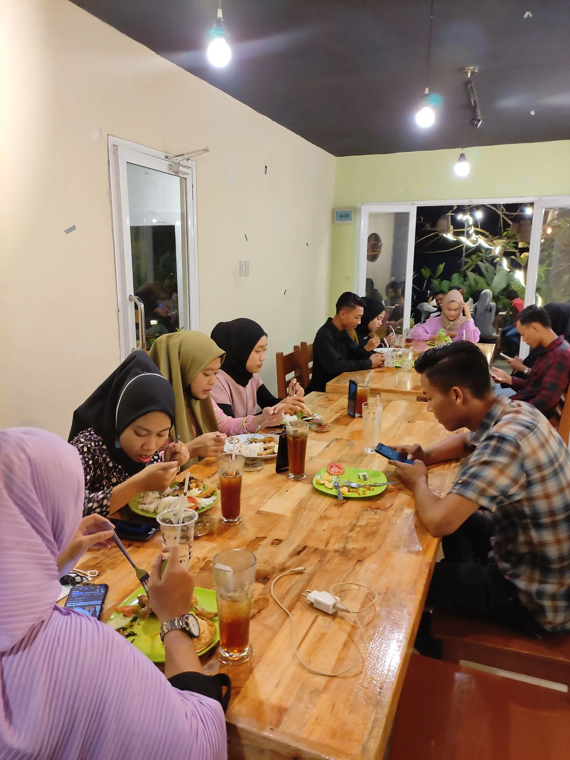 4.8 Stars on Google, but Almost Put Off by an 'Anarchist Cat'? 5