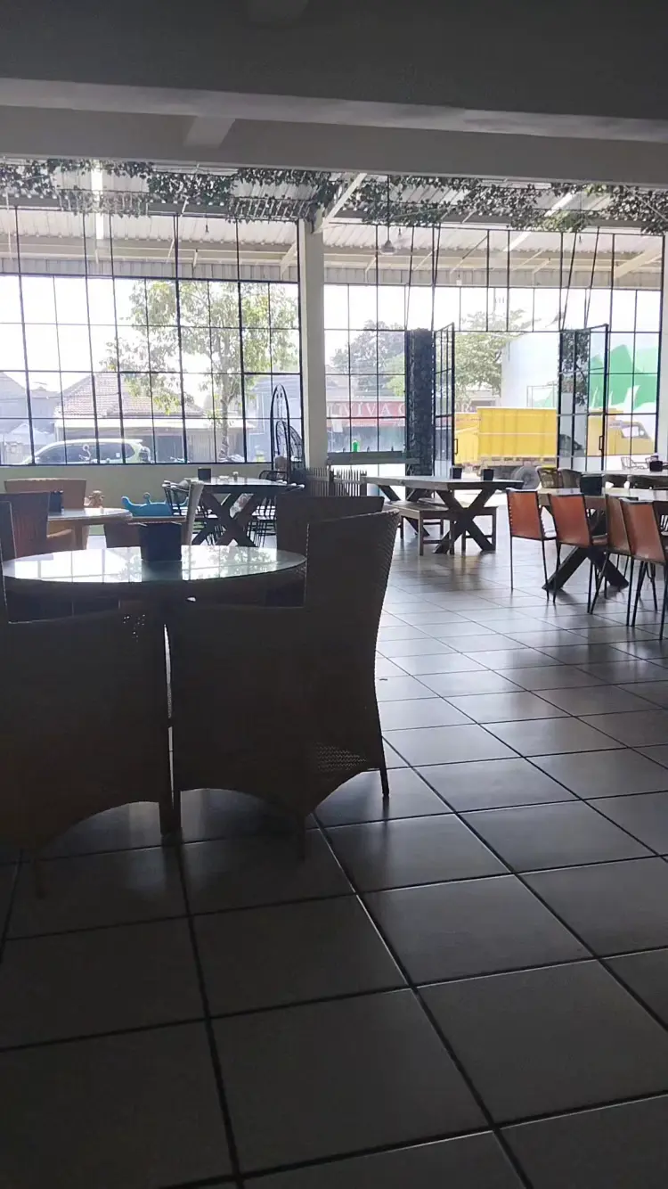 Warung Pak Untung Cafe 6