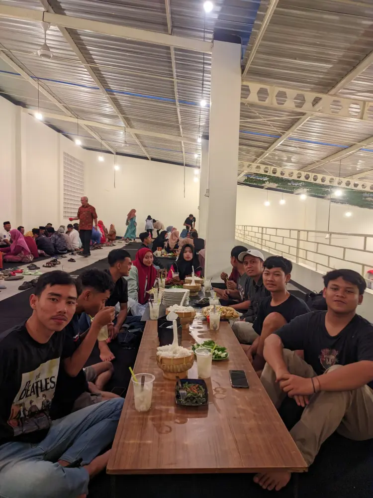Warung Pak Untung Cafe 8