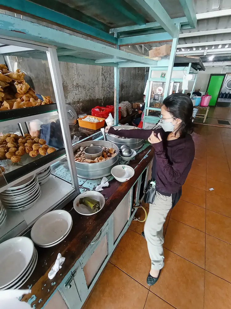 Bakso Surabaya ini, enak sih enak, tapi cara bayarnya... menguji iman banget!