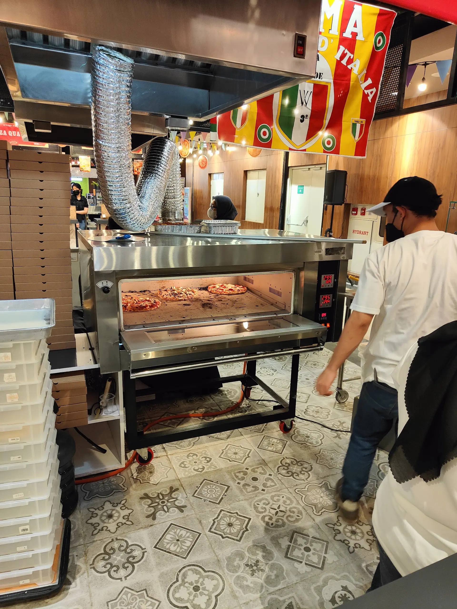 Anjay, 1700 review semuanya bintang 5? 🤯 Emang semantap apa sih pizza lokal di Jakarta ini? 7