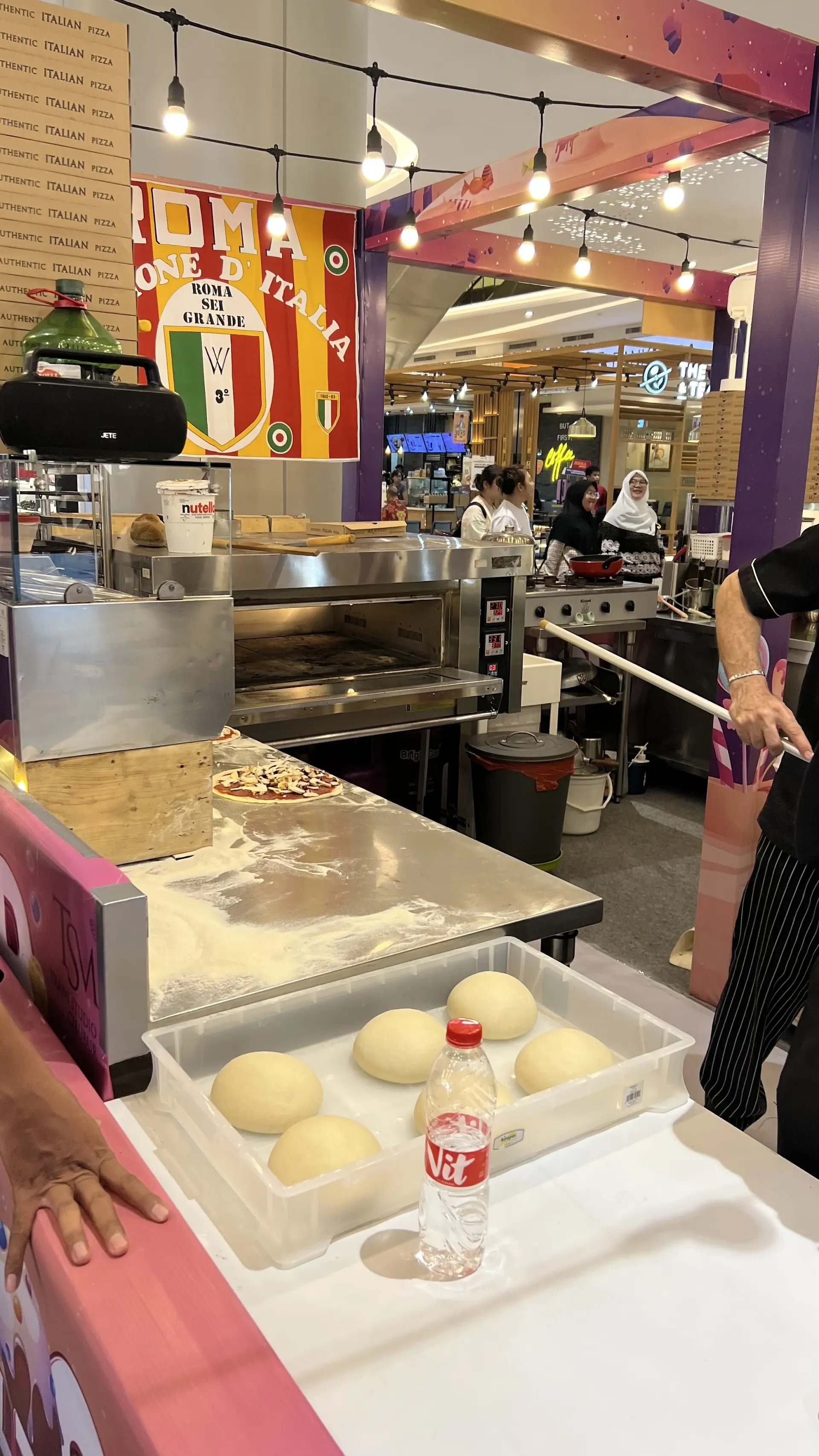 Anjay, 1700 review semuanya bintang 5? 🤯 Emang semantap apa sih pizza lokal di Jakarta ini? 6