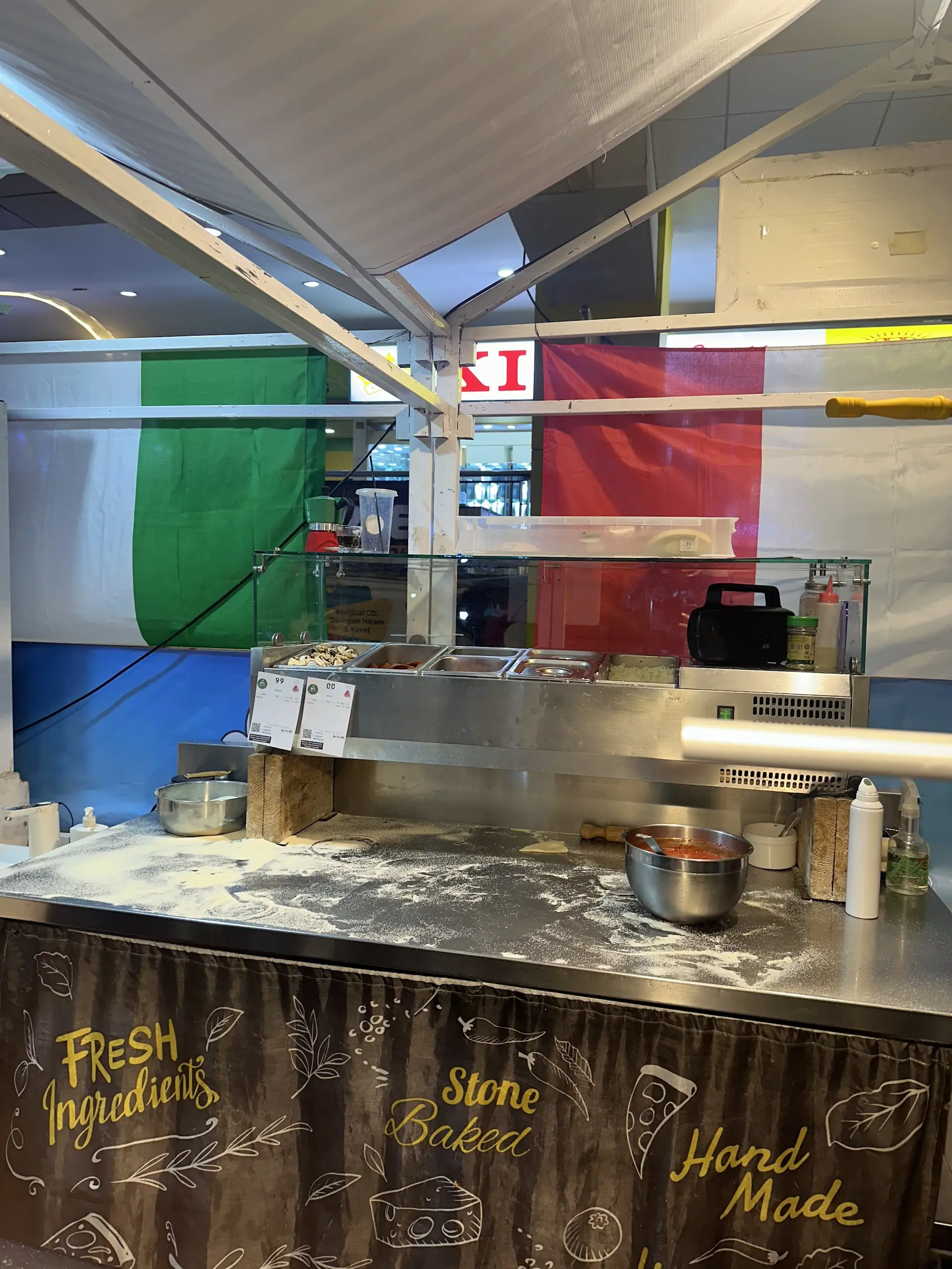 Anjay, 1700 review semuanya bintang 5? 🤯 Emang semantap apa sih pizza lokal di Jakarta ini? 5