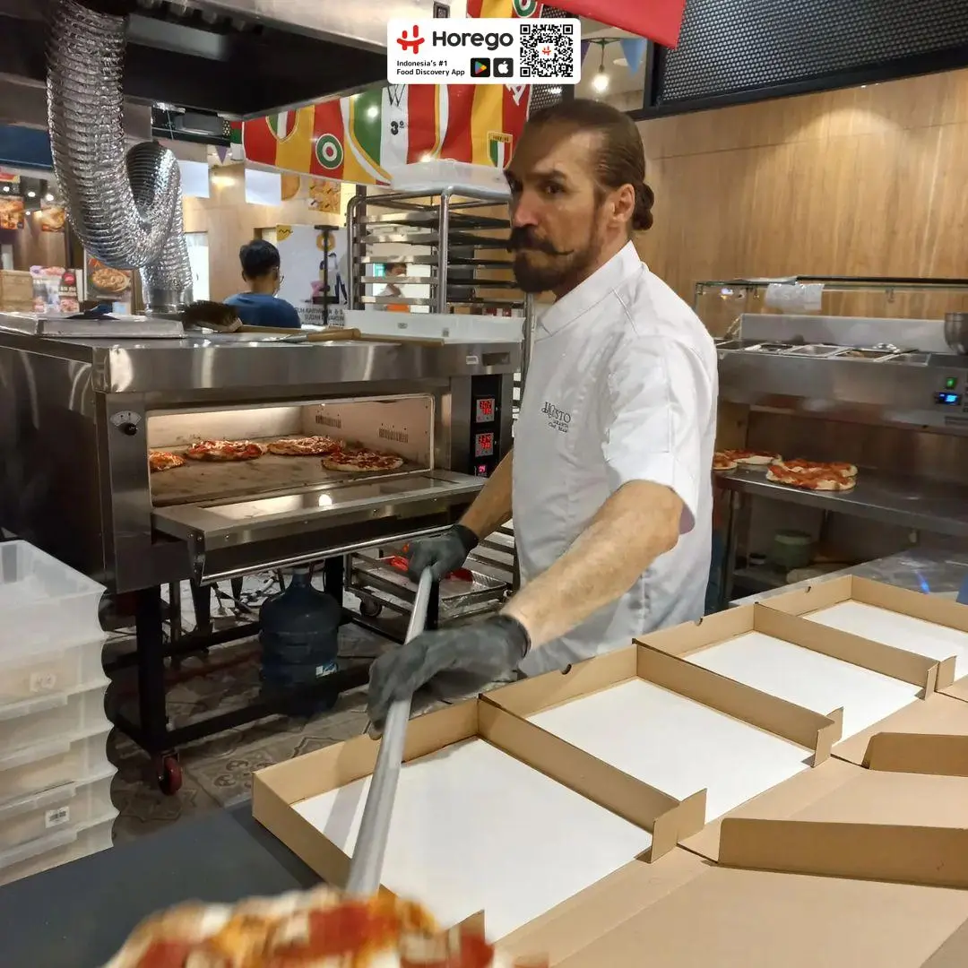 Anjay, 1700 review semuanya bintang 5? 🤯 Emang semantap apa sih pizza lokal di Jakarta ini? 4