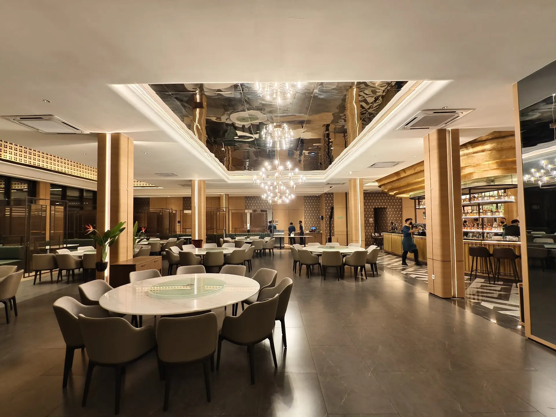 This Jakarta Chinese spot is ridiculously luxe! One bite of crispy roast pork teleports you straight to Guangdong 2