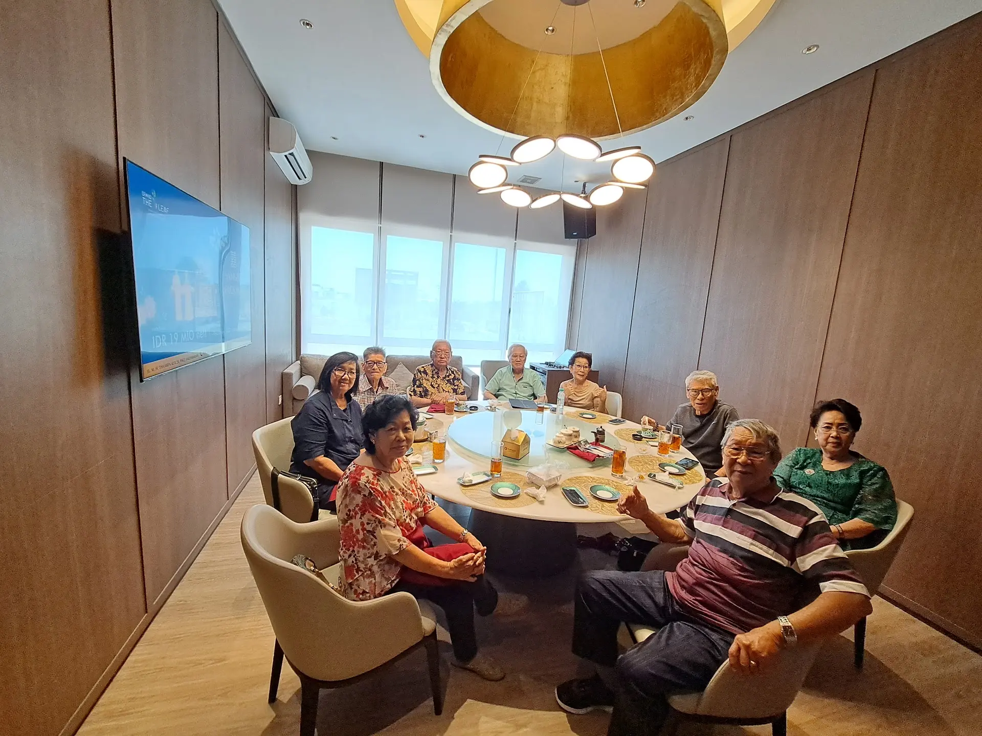 This Jakarta Chinese spot is ridiculously luxe! One bite of crispy roast pork teleports you straight to Guangdong 3