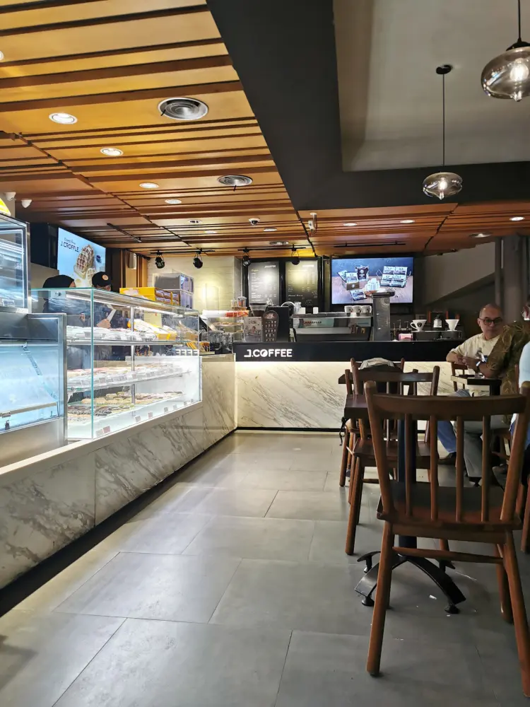 J. Co donuts & coffee - plaza festival 9