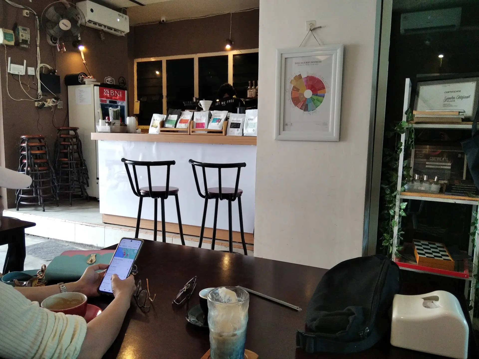 数字游民请看！巴东这家24小时咖啡馆，插座多到离谱 4