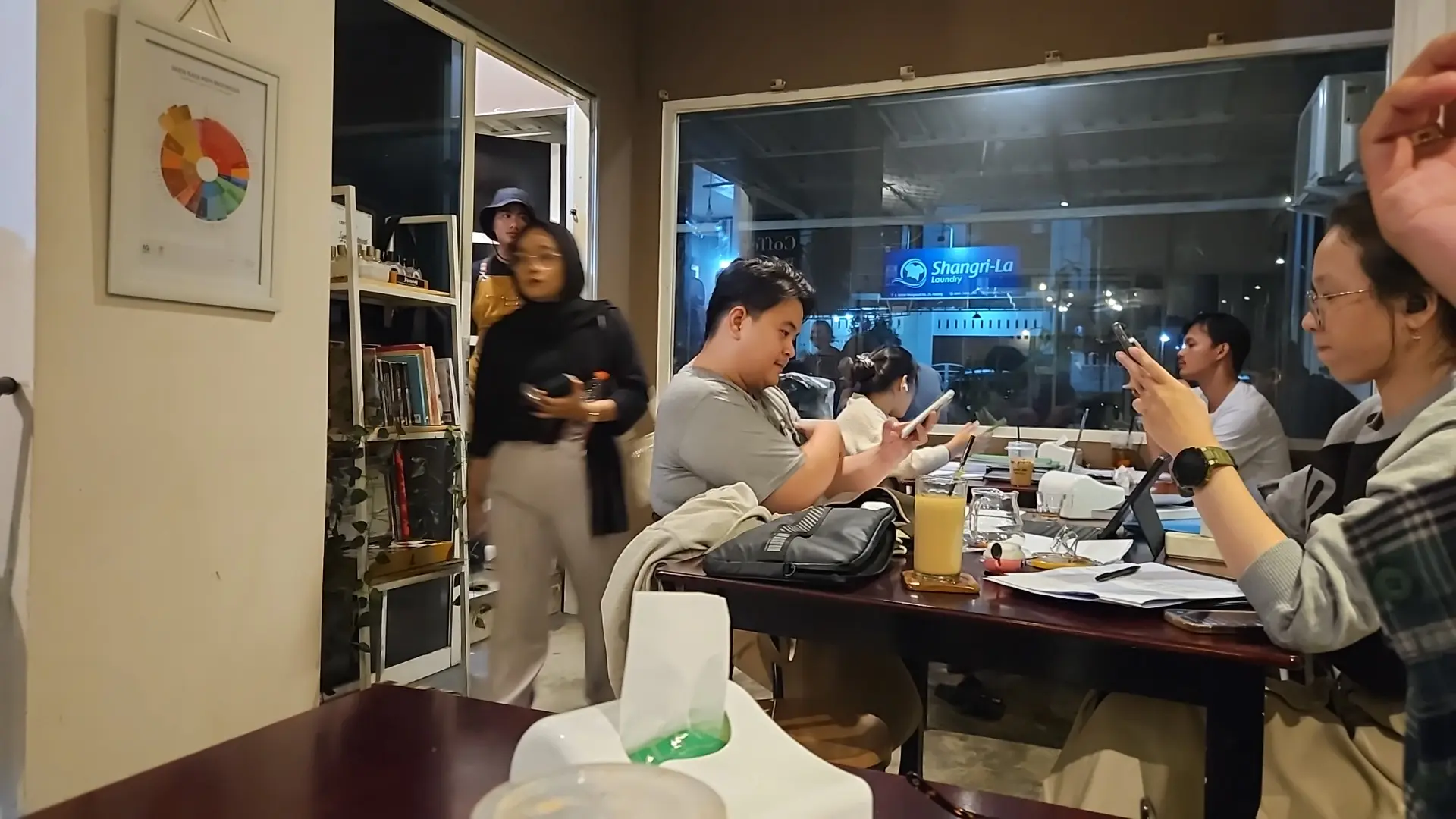 数字游民请看！巴东这家24小时咖啡馆，插座多到离谱 3