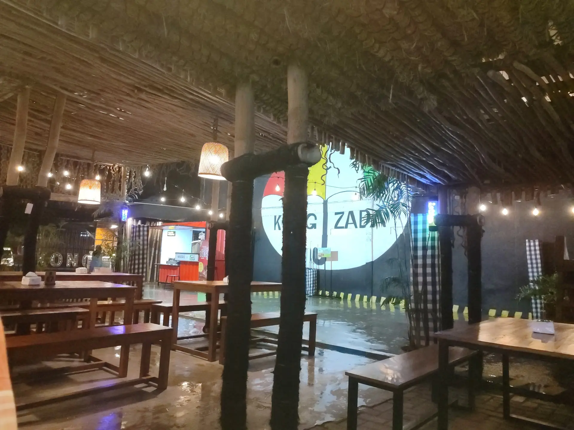 Thought it was just a small village eatery, but it's a giant? This place in Blora is Anjay 4