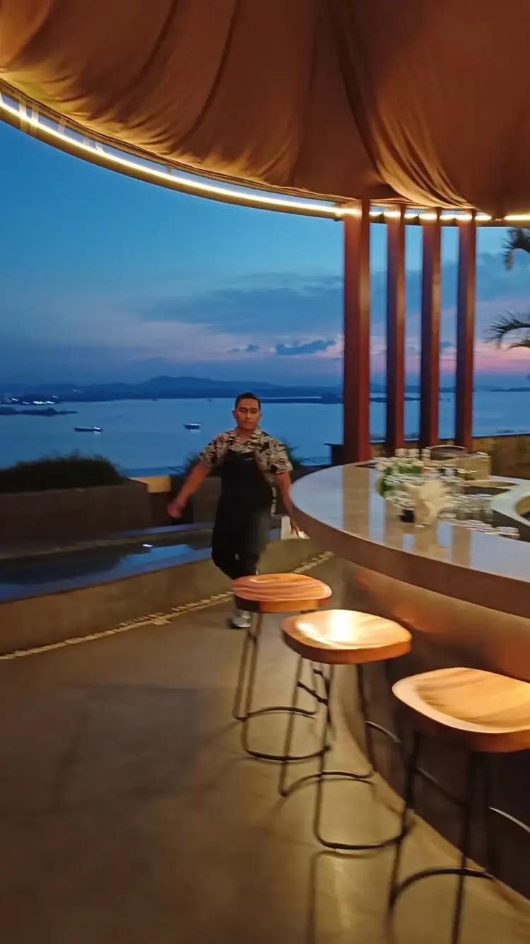 Altitude Rooftop Bar and Lounge 8