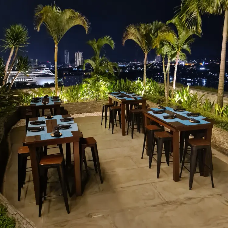 Altitude Rooftop Bar and Lounge 6