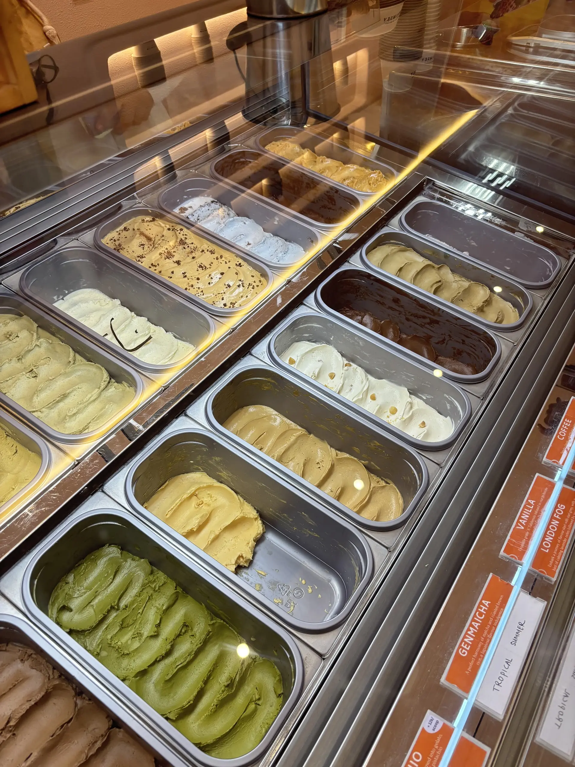Gelato di Makassar ini dewa banget! Tapi pas bayar, hampir aja gue Anjay-in staff-nya. 1