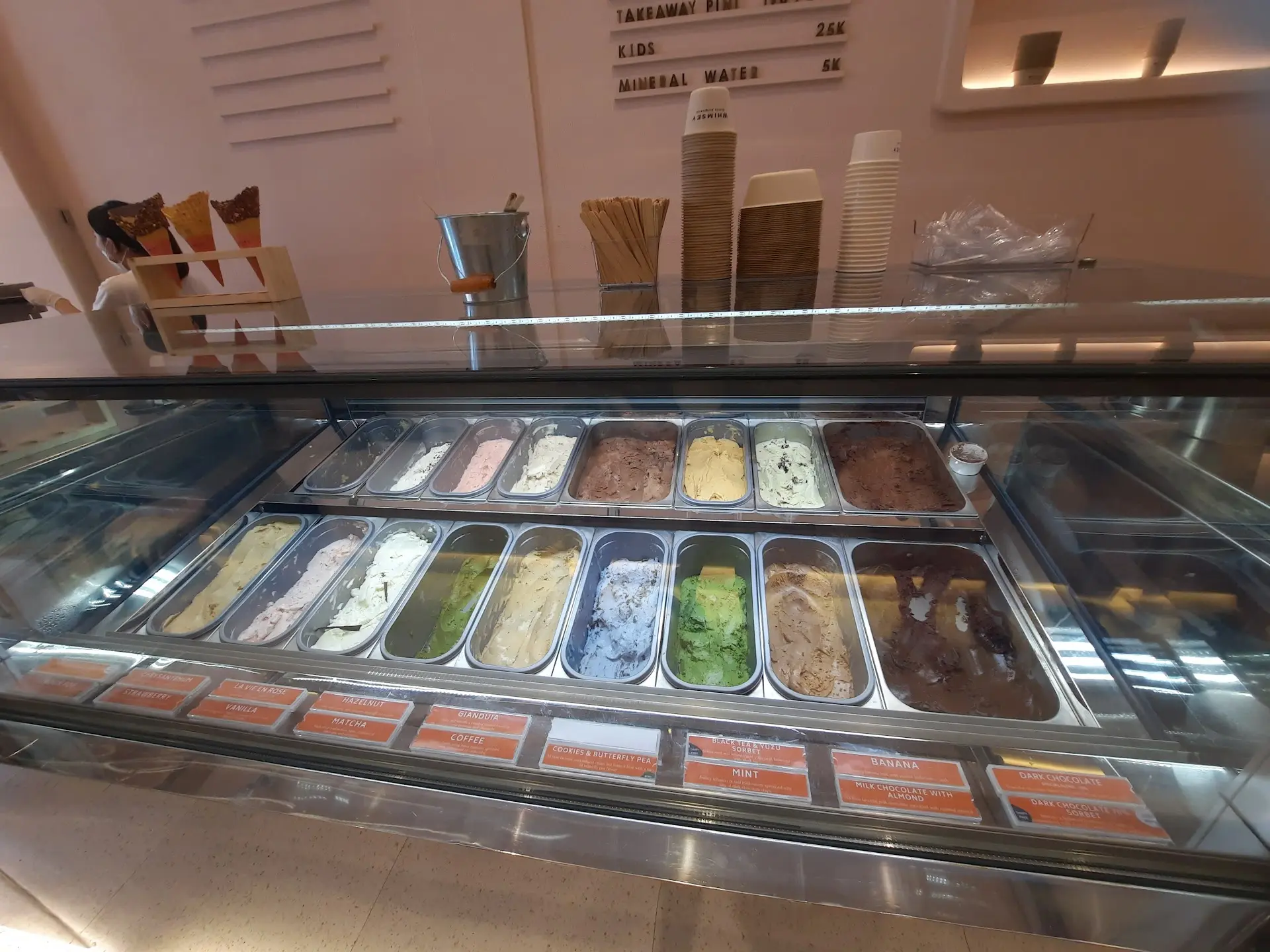 Gelato di Makassar ini dewa banget! Tapi pas bayar, hampir aja gue Anjay-in staff-nya. 3