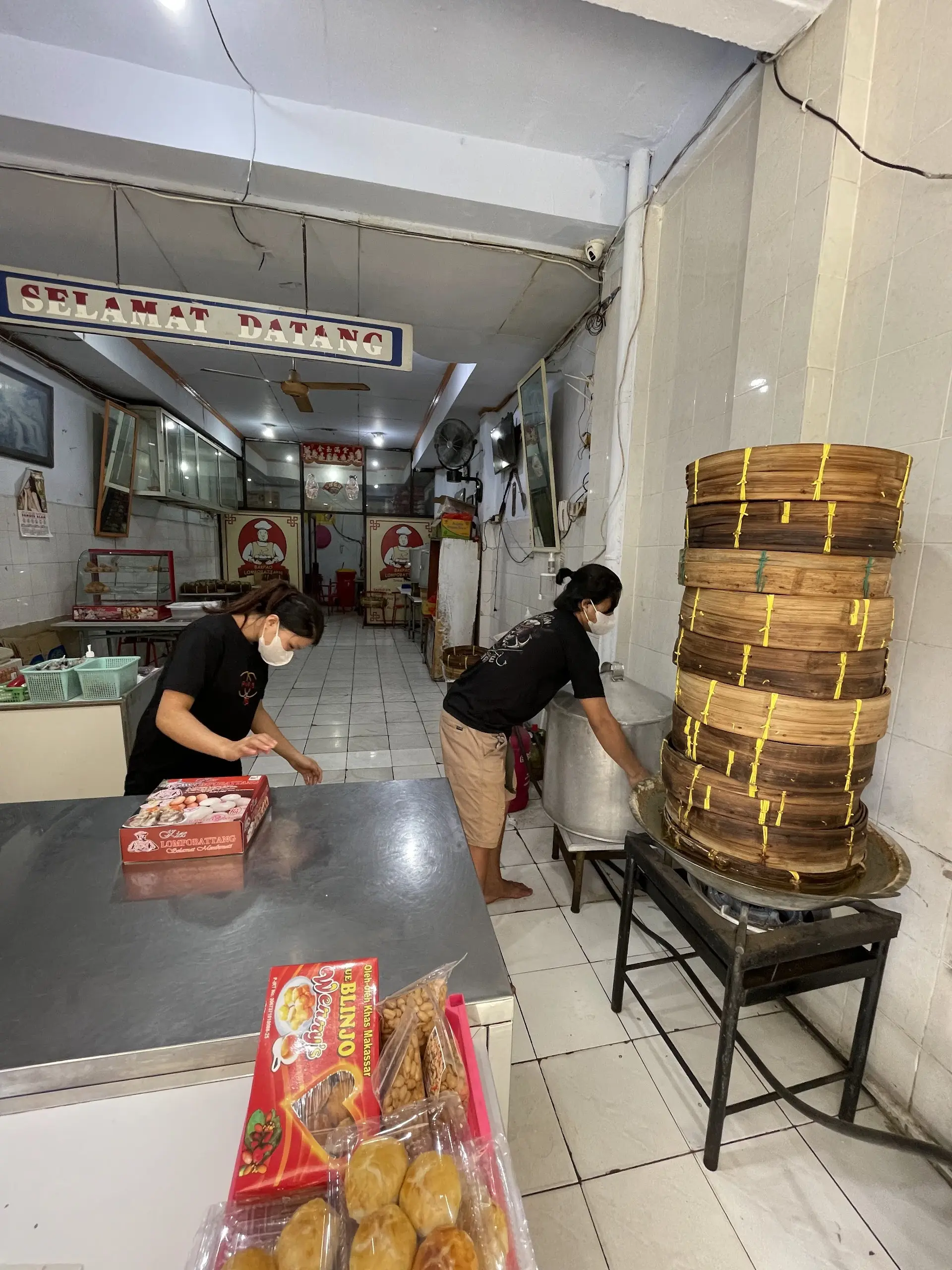 Pecinta bakpao babi, merapat! Kedai legendaris Makassar ini Mantap pol, gak ada tempat duduk pun wajib serbu 2