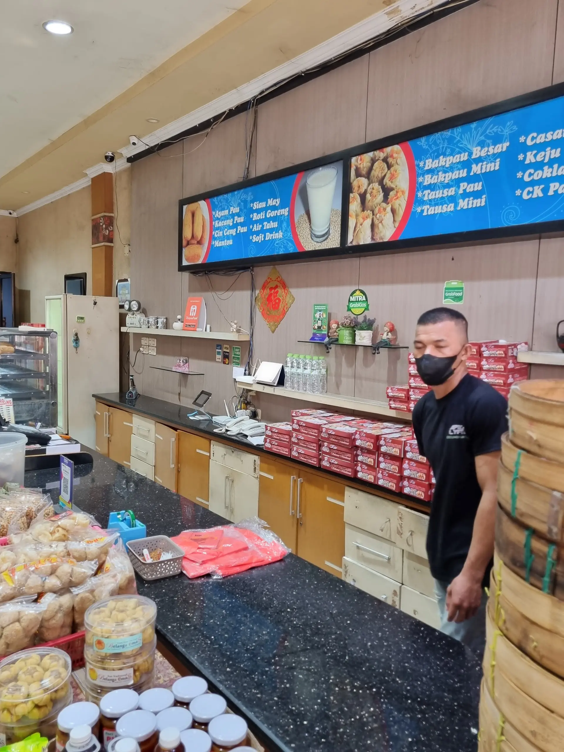 Pecinta bakpao babi, merapat! Kedai legendaris Makassar ini Mantap pol, gak ada tempat duduk pun wajib serbu 5