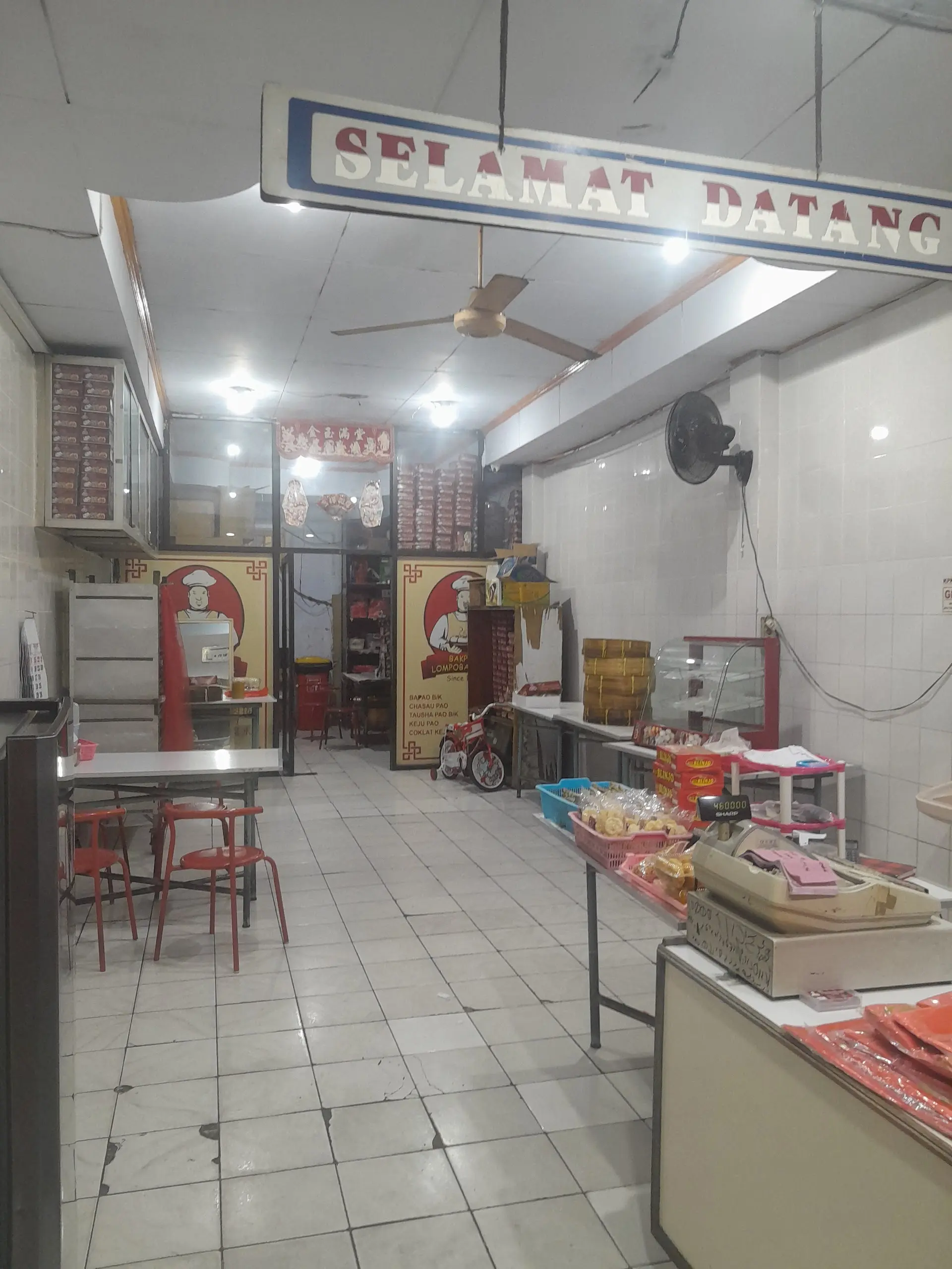 Pecinta bakpao babi, merapat! Kedai legendaris Makassar ini Mantap pol, gak ada tempat duduk pun wajib serbu 4