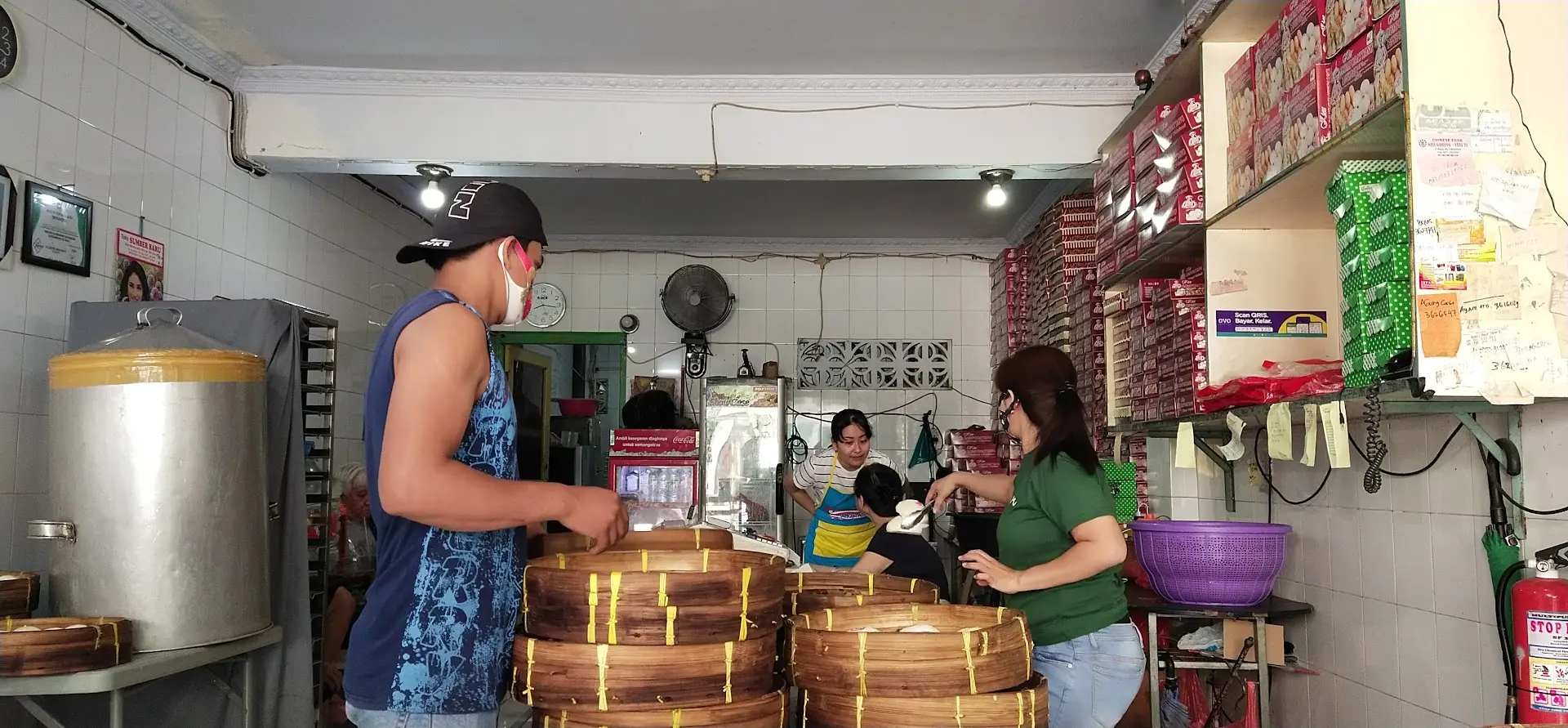 Pecinta bakpao babi, merapat! Kedai legendaris Makassar ini Mantap pol, gak ada tempat duduk pun wajib serbu 3