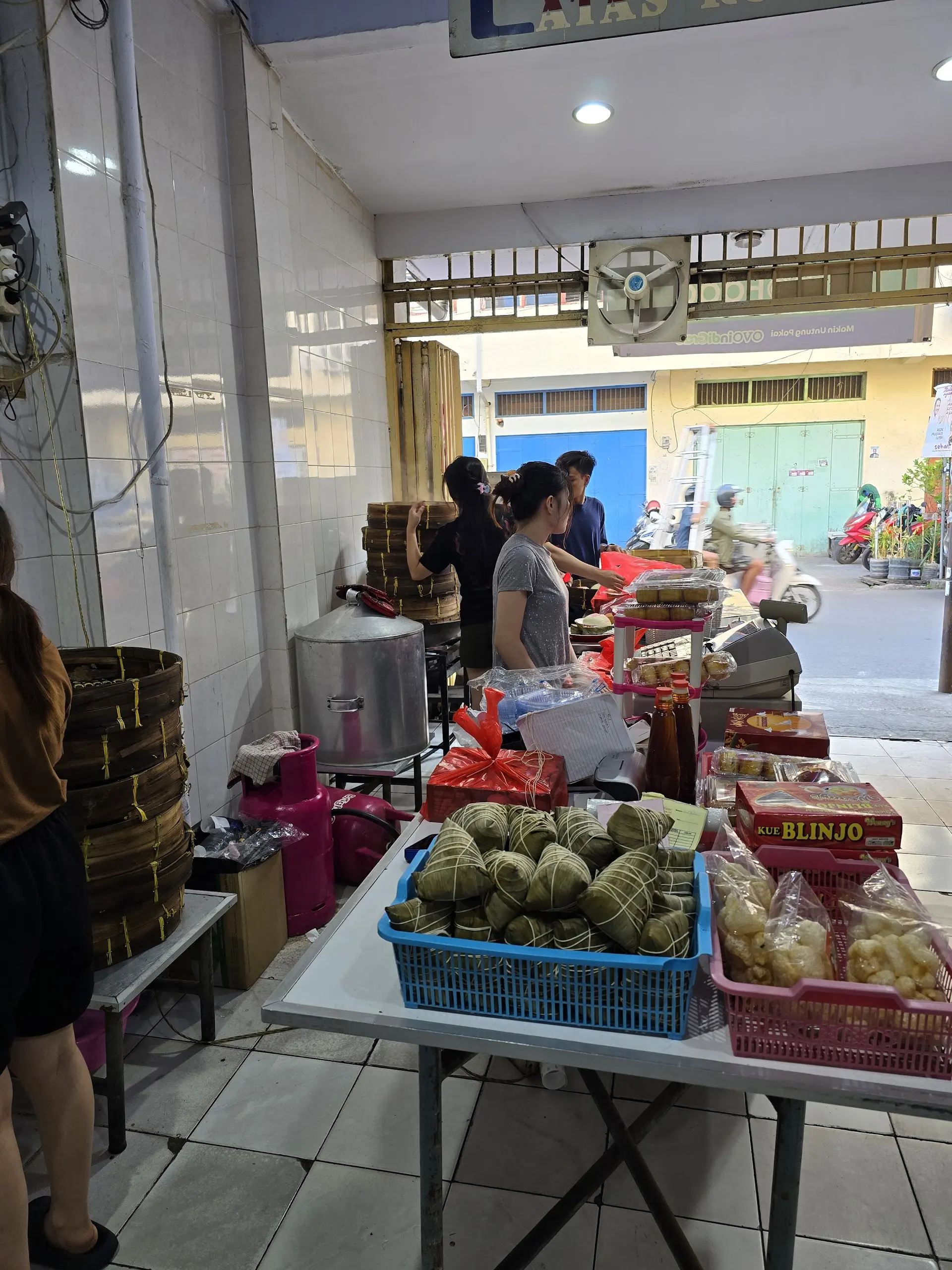 Pecinta bakpao babi, merapat! Kedai legendaris Makassar ini Mantap pol, gak ada tempat duduk pun wajib serbu 1