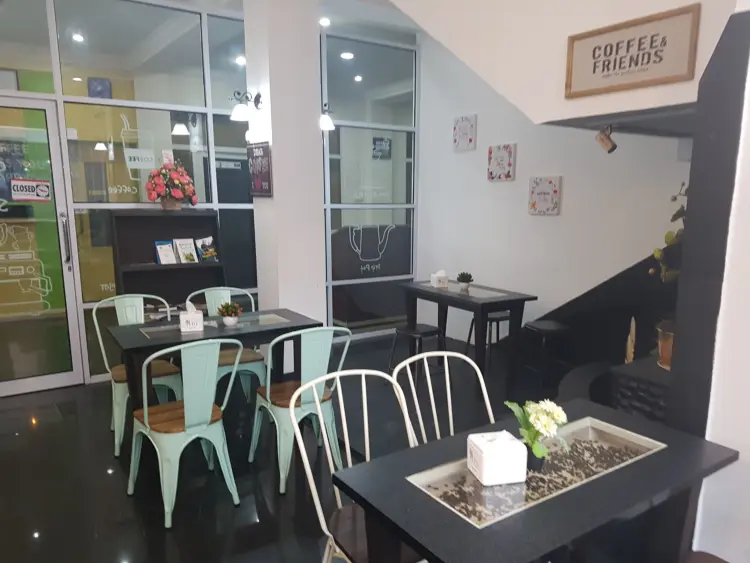 DJNS Coffee & Eatery 10