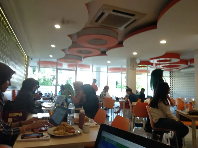 Hoya Bakery & Resto 5